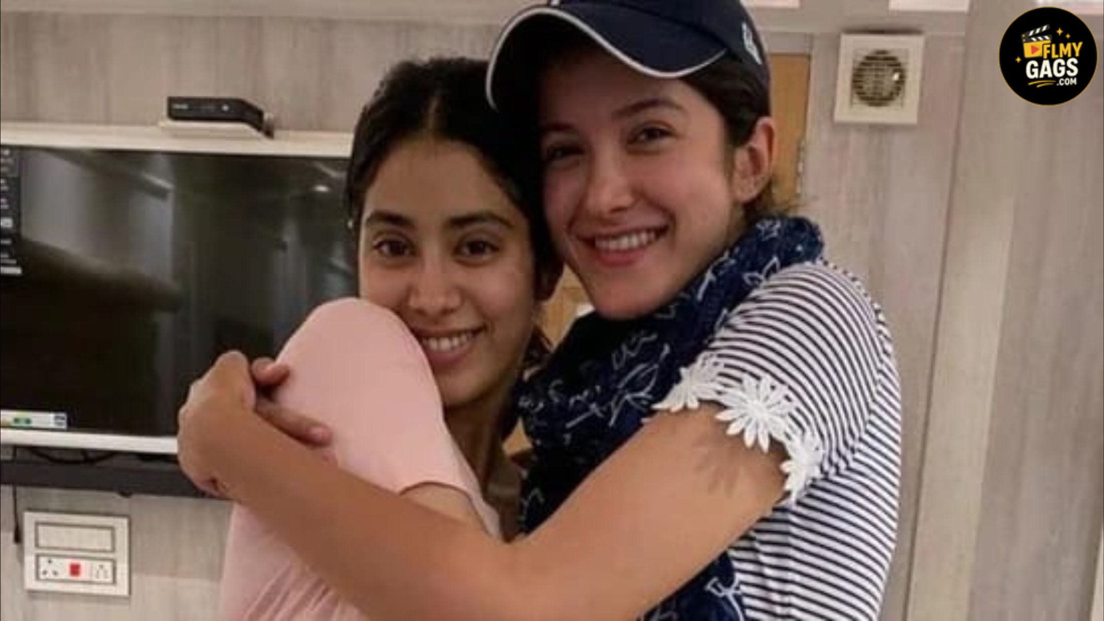 Are Janhvi Kapoor and Shanaya Kapoor in a Cold War Over Boney Kapoor (1)